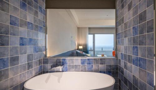 King Room with Partial Ocean View