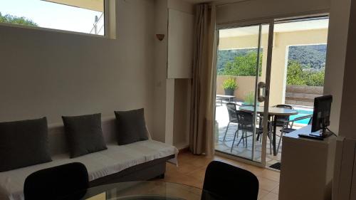 Apartment with Pool View 