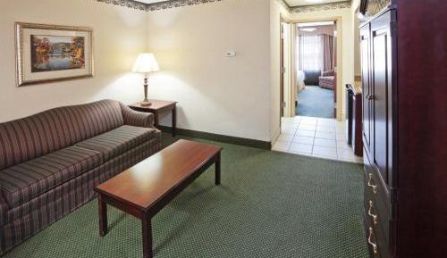 One-Bedroom Queen Suite