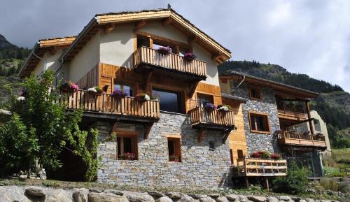 Apartment with Mountain View