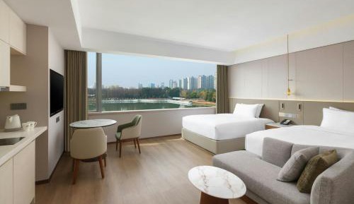 Queen Room with Two Queen Beds and Lake View - Alive Room