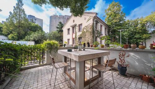 Four-Bedroom Apartment with Balcony 