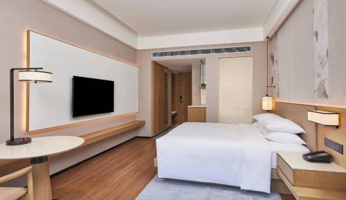 Deluxe King Room with Mountain View