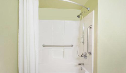 Queen Room with Bath Tub - Mobility Accessible/Non-Smoking