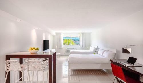 Studio Two Queen Beds 