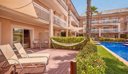 One-Bedroom Suite with Swim Up