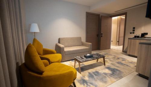Deluxe Queen Suite