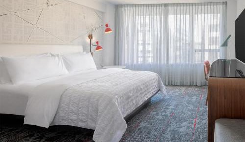 Classic King Room and Roll-in Shower - Mobility Accessible