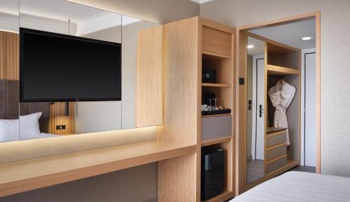One-Bedroom Twin Suite with Lounge Access