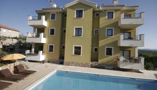 Apartment with Pool View 