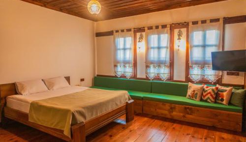 Deluxe Double Room (2 Adults + 1 Child)