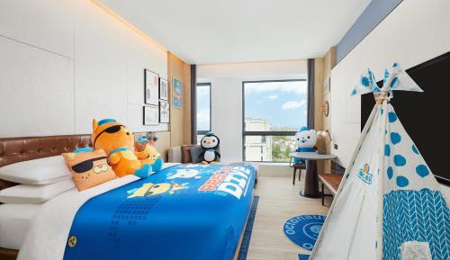 Blue Ocean Themed King Room with City View
