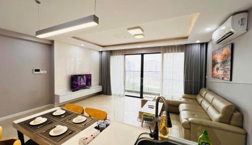 Three-Bedroom Apartment with Balcony