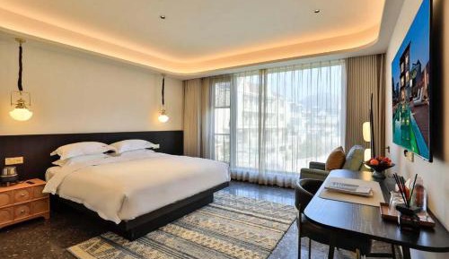 Queen Room with Pool View