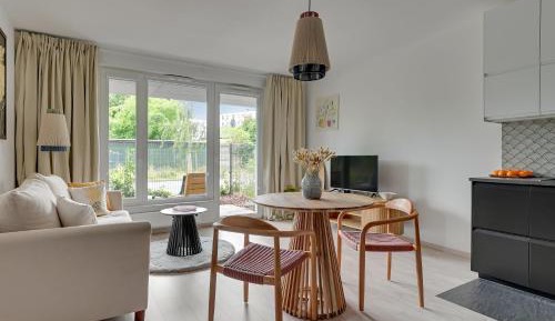 Deluxe One-Bedroom Apartment