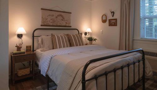 Deluxe Queen Suite