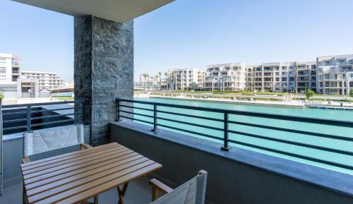 One-Bedroom Apartment with Lake View