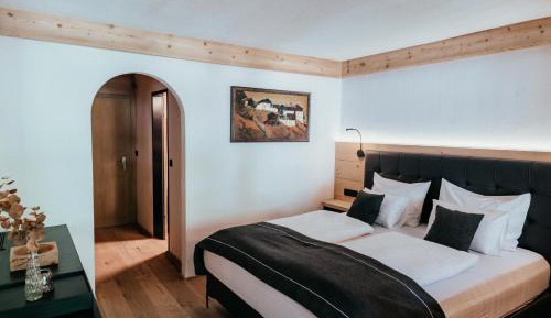 Deluxe Double Room (2 Adults + 1 Child)