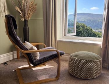 Derwen: First Floor Apartment with Sea View