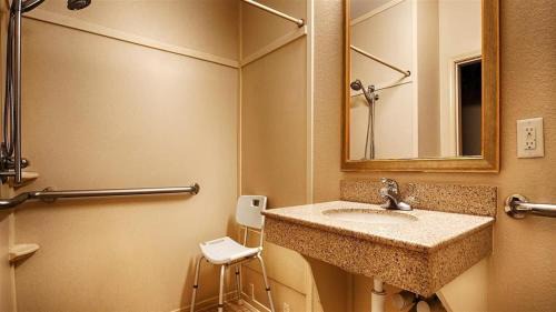 Quadruple Room with Two Queen Beds and Roll-In Shower - Disability Access/Non Smoking/Interior Hall