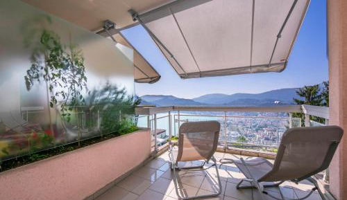 Apartment with Lake View