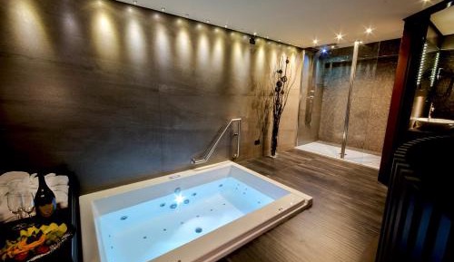 Luxury Suite with Spa Bath