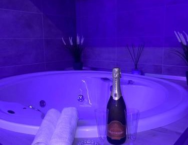 Deluxe Suite with Spa Bath
