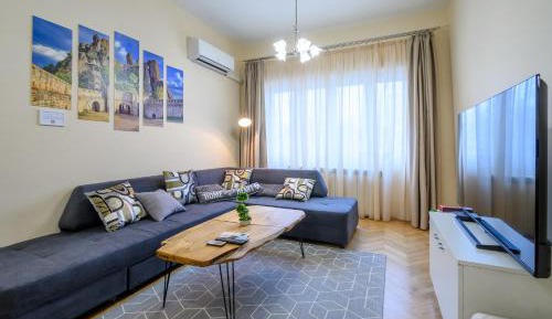 Five-Bedroom Deluxe Apartment
