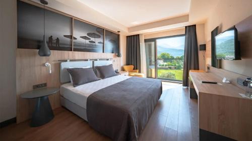 Deluxe Room with French Balcony and Sea View