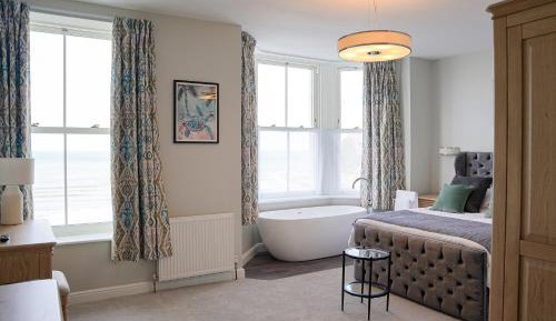 King Executive Room with Sea View, Walk-In Shower, and In-Room Bathtub - Non-Smoking