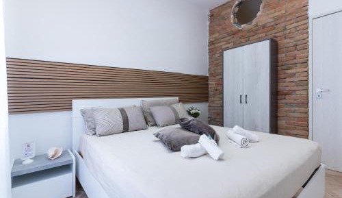 Four-Bedroom Deluxe Apartment