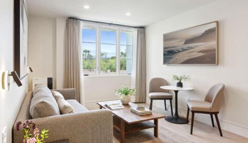 Apartment with Mountain View