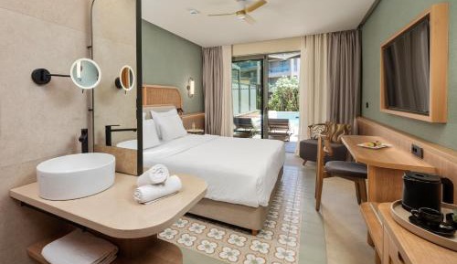 Deluxe Double or Twin Room with Pool Access