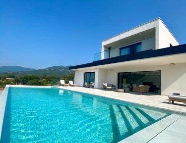 King Suite with Pool View