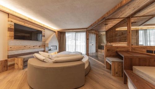 Queen Suite with Spa Bath