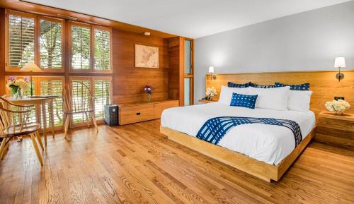 Deluxe Queen Room