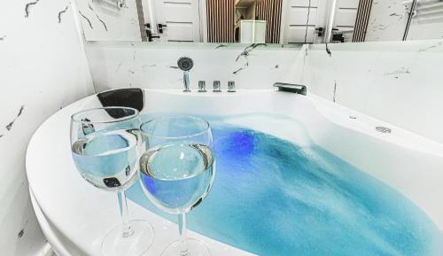 Studio with Spa Bath