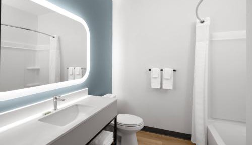 Studio Queen Room – Hearing Accessible