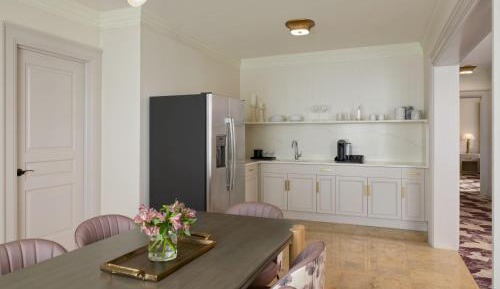 King Suite with Living Room 
