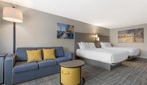 Queen Room with Two Queen Beds and Sofa Bed - Non-Smoking