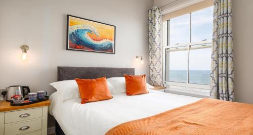 Cozy Double Room with Sea View and Walk-In Shower - Non-Smoking