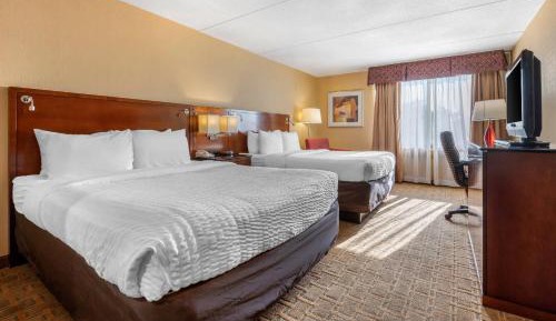 Queen Room with Two Queen Beds and Partial Lake View - Non-Smoking