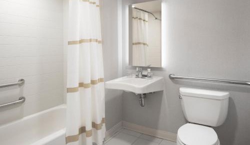 King Room with Adapted Tub - Mobility Accessible
