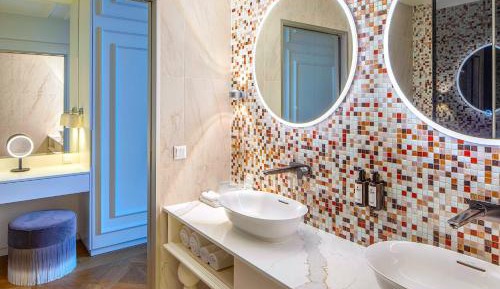 One-Bedroom Suite with Danube View