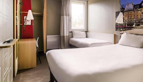 Standard Room with 1 Double and 1 Single Bed