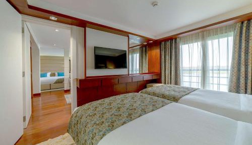 Deluxe Family Suite