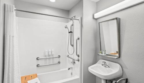 Deluxe Queen Room with Two Queen Beds - Disability Access - Non-Smoking