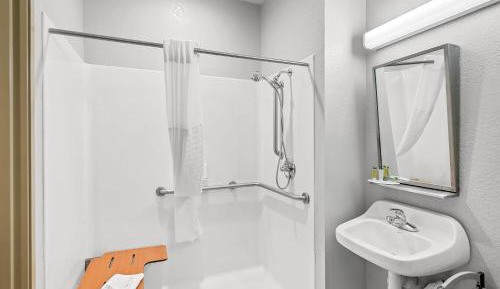 Queen Room - Disability Access - Non-Smoking