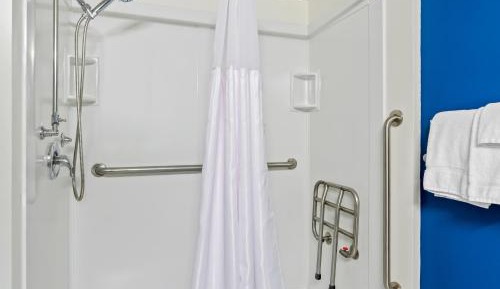 King Room with Roll-In Shower - Mobility Access
