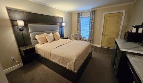 Deluxe Queen Suite